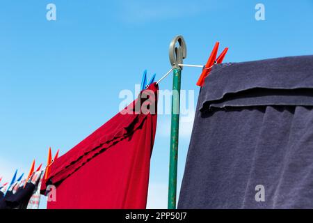 Wäsche trocknet an einer Wäscheleine mit blauem Himmel Stockfoto