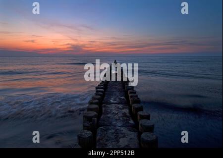 Abendatmosphäre am Ostseestrand, groyne als Küstenschutz, Ahrenshoop, Darss, Mecklenburg-Vorpommern, Deutschland Stockfoto