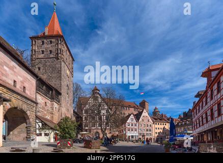 Historischer Neutorturm, Pilatushaus und Kaiserburg mit Sinwell-Turm, Tiergaertnertorplatz, Nürnberg, Mittelfrankreich, Bayern, Deutschland Stockfoto