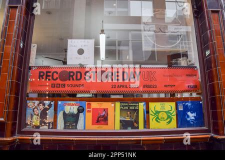 London, Großbritannien. 22. April 2023 Ein Schild bei Sounds of the Universe in Soho am Record Store Day. RSD ist ein jährliches Event, das unabhängige Plattenläden unterstützt. Band und Künstler veröffentlichen an diesem Tag limitierte Auflagen exklusiv für den Verkauf in Plattenläden, und Fans stehen früh am Morgen in der Schlange, um sie zu schnappen. Kredit: Vuk Valcic/Alamy Live News Stockfoto