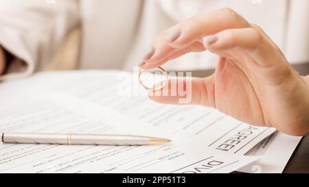 Nahaufnahme Hand hält Ehering Stockfoto