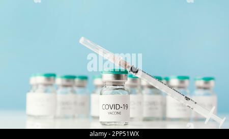 Anordnung mit Coronavirus-Impfstoffflasche Stockfoto