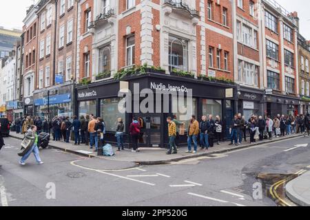 London, Großbritannien. 22. April 2023 Lange Schlange vor Schwester Ray in Soho am Tag des Rekordladens. RSD ist ein jährliches Event, das unabhängige Plattenläden unterstützt. Band und Künstler veröffentlichen an diesem Tag limitierte Auflagen exklusiv für den Verkauf in Plattenläden, und Fans stehen früh am Morgen in der Schlange, um sie zu schnappen. Kredit: Vuk Valcic/Alamy Live News Stockfoto