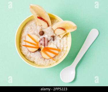 Draufsicht Babynahrung mit Apfelscheiben Stockfoto