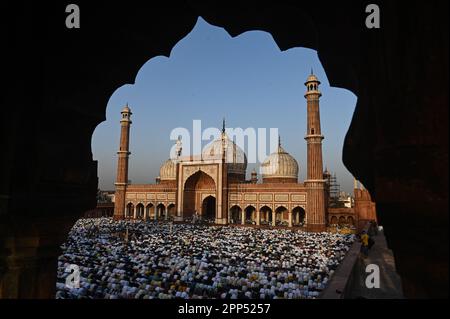 New Delhi, Delhi, Indien. 22. April 2023. Moslems bieten Eid al-Fitr Gebete zum Ende des heiligen Fastenmonats des Ramadan in Jama Masjid, in den alten Vierteln von Neu-Delhi, Indien, am 22. April 2023. (Kreditbild: © Kabir Jhangiani/ZUMA Press Wire) NUR REDAKTIONELLE VERWENDUNG! Nicht für den kommerziellen GEBRAUCH! Kredit: ZUMA Press, Inc./Alamy Live News Stockfoto