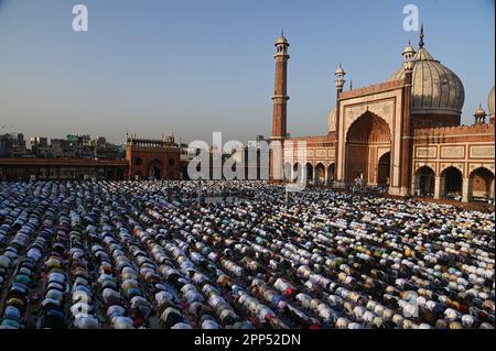 New Delhi, Delhi, Indien. 22. April 2023. Moslems bieten Eid al-Fitr Gebete zum Ende des heiligen Fastenmonats des Ramadan in Jama Masjid, in den alten Vierteln von Neu-Delhi, Indien, am 22. April 2023. (Kreditbild: © Kabir Jhangiani/ZUMA Press Wire) NUR REDAKTIONELLE VERWENDUNG! Nicht für den kommerziellen GEBRAUCH! Kredit: ZUMA Press, Inc./Alamy Live News Stockfoto