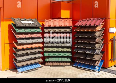 Muster des bunten Dachmetalls für den Hausbau. Mehrfarbige Dachterrasse aus Metall. Anderes Farbmuster des Produkts. Stockfoto