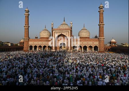 New Delhi, Delhi, Indien. 22. April 2023. Moslems bieten Eid al-Fitr Gebete zum Ende des heiligen Fastenmonats des Ramadan in Jama Masjid, in den alten Vierteln von Neu-Delhi, Indien, am 22. April 2023. (Kreditbild: © Kabir Jhangiani/ZUMA Press Wire) NUR REDAKTIONELLE VERWENDUNG! Nicht für den kommerziellen GEBRAUCH! Kredit: ZUMA Press, Inc./Alamy Live News Stockfoto