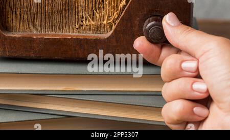 Nahaufnahme der Person mit dem Vintage-Optionsfeld Stockfoto