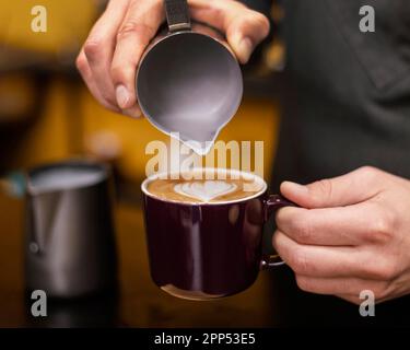 Vorderansicht Barista, der Kaffee ausgießt Stockfoto