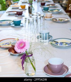 Dekorierter Tisch für eine Geburtstagsfeier Stockfoto