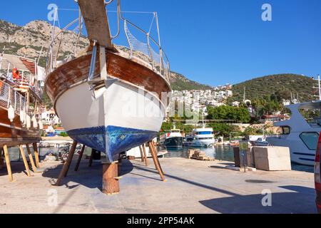 Weißes Boot auf Ständen während der Lagerung im Hafen während der kalten Jahreszeit des Jahres Kash Turkey Stockfoto