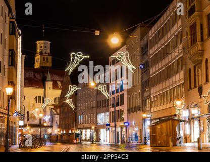 Straße in Augsbug bei Nacht mit Weihnachtsbeleuchtung dekoriert Stockfoto