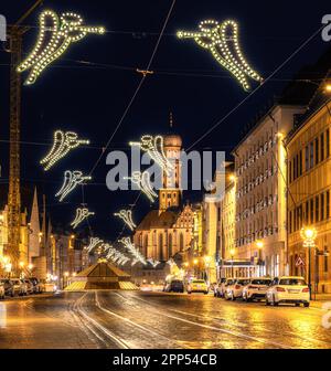 Straße in Augsbug bei Nacht mit Weihnachtsbeleuchtung dekoriert Stockfoto