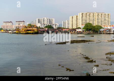 Blick auf das schwimmende Dorf Penang. George Town, Penang Island, Malaysia, Südostasien. Stockfoto