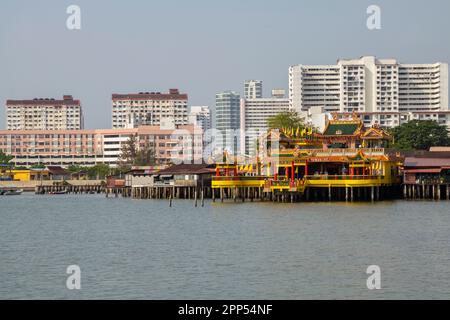 Blick auf den schwimmenden Tempel von Penang, George Town, Penang Island, Malaysia, Südostasien. Stockfoto