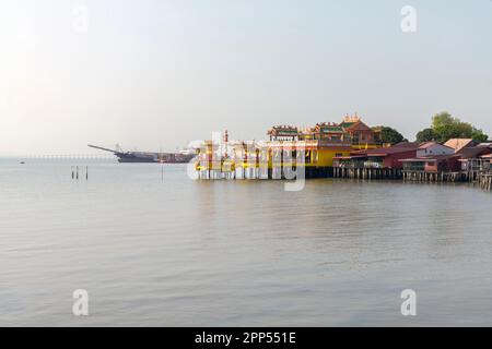 Blick auf die Penang Bridge, die George Town (Penang Island) und Seberang Prai auf dem malaysischen Festland verbindet. Stockfoto