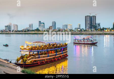 Beleuchtet mit pulsierenden Lichtern, um Touristen anzuziehen, die Flusskraftfahrzeuge, groß und klein, machen Ausflüge auf und ab der Tonle SAP und Mekong Flüsse, besuchen Sie Stockfoto