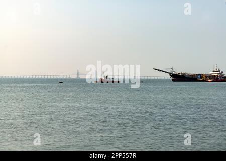 Blick auf die Penang Bridge, die George Town (Penang Island) und Seberang Prai auf dem malaysischen Festland verbindet. Stockfoto