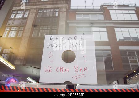 22. April 2023, London, England, Großbritannien: Ein Schild auf der Sounds of the Universe in Soho am Record Store Day. RSD ist ein jährliches Event, das unabhängige Plattenläden unterstützt. Band und Künstler veröffentlichen an diesem Tag limitierte Auflagen exklusiv für den Verkauf in Plattenläden, und Fans stehen früh am Morgen in der Schlange, um sie zu schnappen. (Kreditbild: © Vuk Valcic/ZUMA Press Wire) NUR REDAKTIONELLE VERWENDUNG! Nicht für den kommerziellen GEBRAUCH! Stockfoto