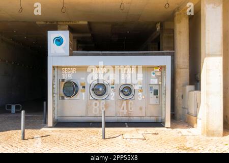 Waschmaschinen im Freien in der Waschmaschine im Jachthafen von albufeira algarve portugal Stockfoto