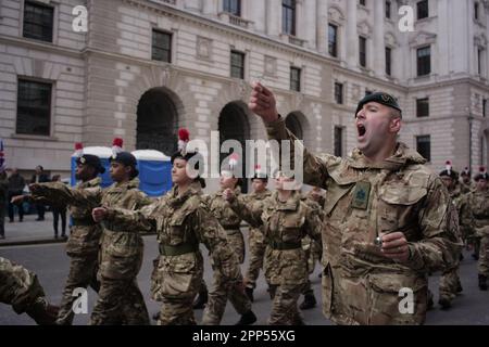 London, Großbritannien. 22. April 2023. Der St. George's Day war mit einer Militärparade von Kadetten der britischen Armee, Marine und Luftwaffe in Whitehall, London, geprägt. Kredit: Aubrey Fagon/Alamy Live News Stockfoto