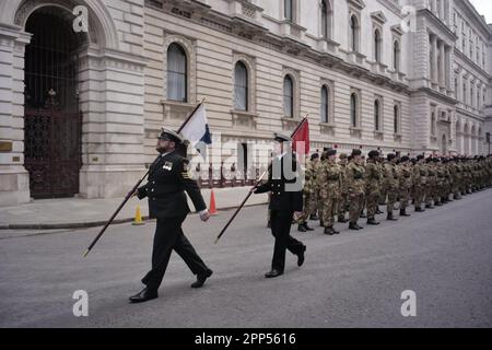 London, Großbritannien. 22. April 2023. Der St. George's Day war mit einer Militärparade von Kadetten der britischen Armee, Marine und Luftwaffe in Whitehall, London, geprägt. Kredit: Aubrey Fagon/Alamy Live News Stockfoto