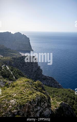 Blick auf felsige Klippen und das Meer, Cap Formentor, Küstenlandschaft, Pollenca, Mallorca, Balearen, Spanien Stockfoto