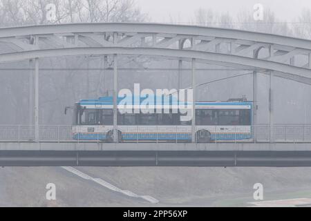 OSTRAVA, TSCHECHISCHE REPUBLIK - 12. DEZEMBER 2014: Skoda 26Tr Solaris Trolleybus des DPO-Transportunternehmens in Ostrava bei Wintersmog Stockfoto