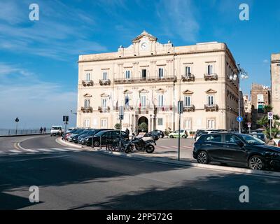 TARANTO, ITALIEN - 298. OKTOBER 2021: Palazzo Di Citta Rathaus in Taranto, Italien, an sonnigen Tagen Stockfoto