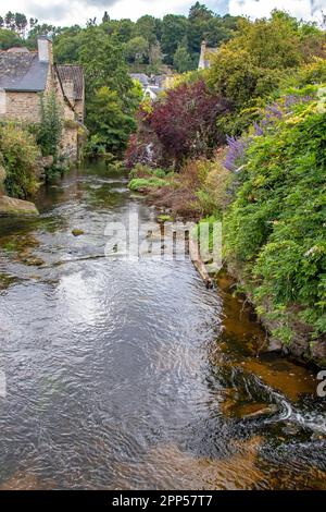 Pont-Aven. Der Küstenfluss Aven bei 'Bois d'Amour' in der Nähe des Stadtzentrums. Finistère Bretagne Stockfoto