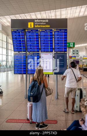 Josep Tarradellas Flughafen Barcelona-El Prat, Passagiere beim Check-in, Informationstafel, Barcelona, Spanien Stockfoto