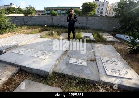 21. April 2023, Khan Yunis, Gazastreifen, Palästina: Gaza, Palästina. 21. April 2023 Die Palästinenser beten Eid al-Fitr bei Sonnenaufgang in Khan Yunis im südlichen Gazastreifen. Moslems auf der ganzen Welt feiern Eid al-Fitr, das das Ende des heiligen muslimischen Monats Ramadan markiert (Kreditbild: © Yousef Mohammed/IMAGESLIVE via ZUMA Press Wire), NUR REDAKTIONELLE VERWENDUNG! Nicht für den kommerziellen GEBRAUCH! Stockfoto