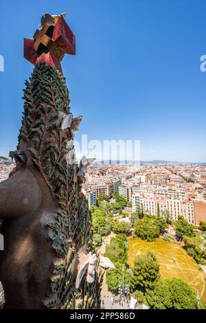 Kunstvoll verzierte Fassade, vom Turm der Sagrada Familia, Barcelona, Katalonien, Spanien Stockfoto