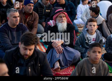 21. April 2023, Khan Yunis, Gazastreifen, Palästina: Gaza, Palästina. 21. April 2023 Die Palästinenser beten Eid al-Fitr bei Sonnenaufgang in Khan Yunis im südlichen Gazastreifen. Moslems auf der ganzen Welt feiern Eid al-Fitr, das das Ende des heiligen muslimischen Monats Ramadan markiert (Kreditbild: © Yousef Mohammed/IMAGESLIVE via ZUMA Press Wire), NUR REDAKTIONELLE VERWENDUNG! Nicht für den kommerziellen GEBRAUCH! Stockfoto