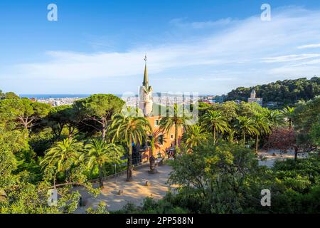 Casa Museu Gaudi, Blick über die Stadt im Abendlicht, Park Gueell, Park von Antoni Gaudi, Barcelona, Katalonien, Spanien Stockfoto