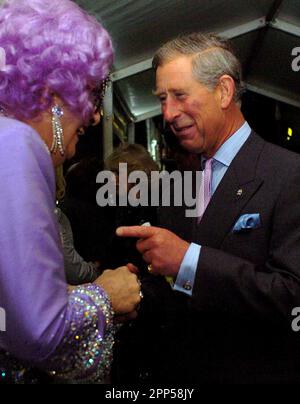Dossierfoto vom 21. Oktober 05/06 des damaligen Prince of Wales (jetzt König Charles III), der Dame Edna Everage hinter der Bühne beim 30. Geburtstagskonzert des Prince's Trust im Tower of London trifft. Comedian Barry Humphries, besser bekannt als sein Alter Ego Dame Edna Everage, starb im Alter von 89 Jahren, laut einem Sprecher des St. Vincent's Hospital in Sydney, wo er behandelt wurde. Ausgabedatum: Samstag, 22. April 2023. Stockfoto