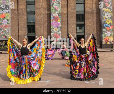 London, Großbritannien. 22. April 2022. Tänzer Proben für ein spezielles Tanzritual, kreiert von der Künstlerin Lucy Orta, die am Samstag, den 22. April, das vollgepackte Programm zum Earth Day des Anwesens leitet. Die dramatischen Röcke spiegeln die Motive der Fabulae Naturae wider, drei 60 Meter lange Vorhänge schmücken das Granary Building. Paul Quezada-Neiman/Alamy Live News Kredit: Paul Quezada-Neiman/Alamy Live News Stockfoto