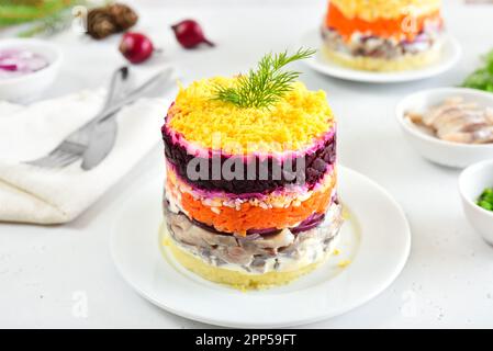 Mehrlagiger Salat mit Rüben, Hering, Karotten und Kartoffeln Stockfoto