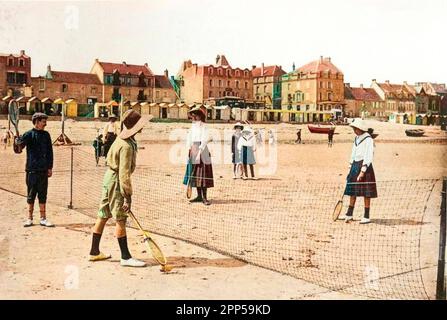 Partie de Tennis sur la Plage de Langrune-sur-Mer dans le Calvados (14) - carte postale, 1910. Stockfoto