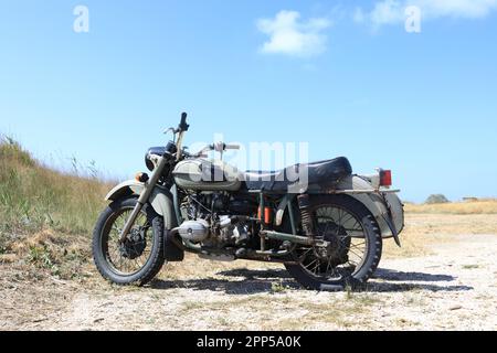 Blick auf ein klassisches Motorrad mit Beiwagen im Sommer Stockfoto