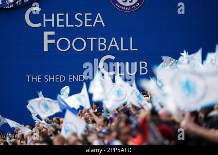 Chelsea-Fans während des Halbfinalspiels der UEFA Women's Champions League auf der ersten Etappe auf der Stamford Bridge, London. Foto: Samstag, 22. April 2023. Stockfoto