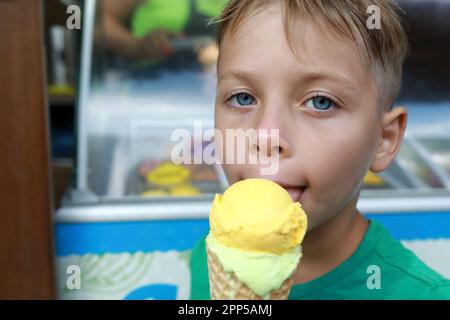 Porträt eines Kindes, das im Freien Eis isst Stockfoto