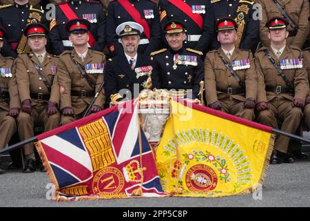 Kronprinz Frederik von Dänemark präsentiert neue Seidenfarben im Namen des Oberst des Regiments, seiner Mutter Königin Margrethe II. Von Dänemark, dem 4. Bataillon, dem königlichen Regiment der Prinzessin von Wales, in der königlichen Artillerie Baracken in London. Foto: Samstag, 22. April 2023. Stockfoto