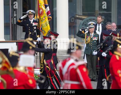 Kronprinz Frederik von Dänemark präsentiert neue Seidenfarben im Namen des Oberst des Regiments, seiner Mutter Königin Margrethe II. Von Dänemark, dem 4. Bataillon, dem königlichen Regiment der Prinzessin von Wales, in der königlichen Artillerie Baracken in London. Foto: Samstag, 22. April 2023. Stockfoto