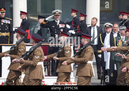 Kronprinz Frederik von Dänemark präsentiert neue Seidenfarben im Namen des Oberst des Regiments, seiner Mutter Königin Margrethe II. Von Dänemark, dem 4. Bataillon, dem königlichen Regiment der Prinzessin von Wales, in der königlichen Artillerie Baracken in London. Foto: Samstag, 22. April 2023. Stockfoto