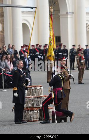 Kronprinz Frederik von Dänemark präsentiert neue Seidenfarben im Namen des Oberst des Regiments, seiner Mutter Königin Margrethe II. Von Dänemark, dem 4. Bataillon, dem königlichen Regiment der Prinzessin von Wales, in der königlichen Artillerie Baracken in London. Foto: Samstag, 22. April 2023. Stockfoto