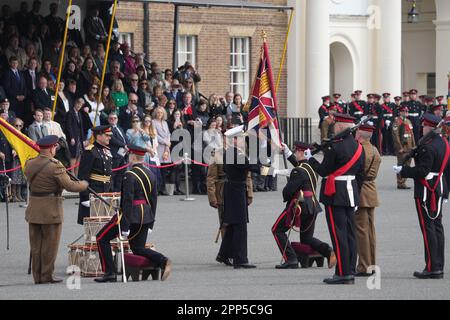 Kronprinz Frederik von Dänemark präsentiert neue Seidenfarben im Namen des Oberst des Regiments, seiner Mutter Königin Margrethe II. Von Dänemark, dem 4. Bataillon, dem königlichen Regiment der Prinzessin von Wales, in der königlichen Artillerie Baracken in London. Foto: Samstag, 22. April 2023. Stockfoto