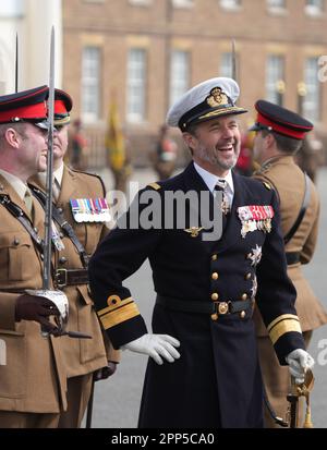 Kronprinz Frederik von Dänemark präsentiert neue Seidenfarben im Namen des Oberst des Regiments, seiner Mutter Königin Margrethe II. Von Dänemark, dem 4. Bataillon, dem königlichen Regiment der Prinzessin von Wales, in der königlichen Artillerie Baracken in London. Foto: Samstag, 22. April 2023. Stockfoto