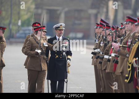 Kronprinz Frederik von Dänemark präsentiert neue Seidenfarben im Namen des Oberst des Regiments, seiner Mutter Königin Margrethe II. Von Dänemark, dem 4. Bataillon, dem königlichen Regiment der Prinzessin von Wales, in der königlichen Artillerie Baracken in London. Foto: Samstag, 22. April 2023. Stockfoto